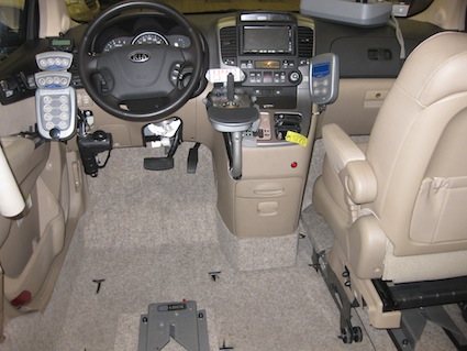 auto guidata con joystick kia carnival